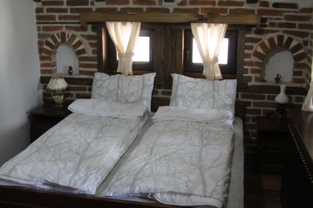 Шапкова Къща Hotell Delchevo Rum bild