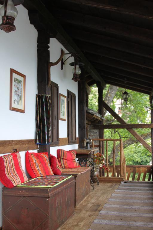 Шапкова Къща Hotell Delchevo Rum bild