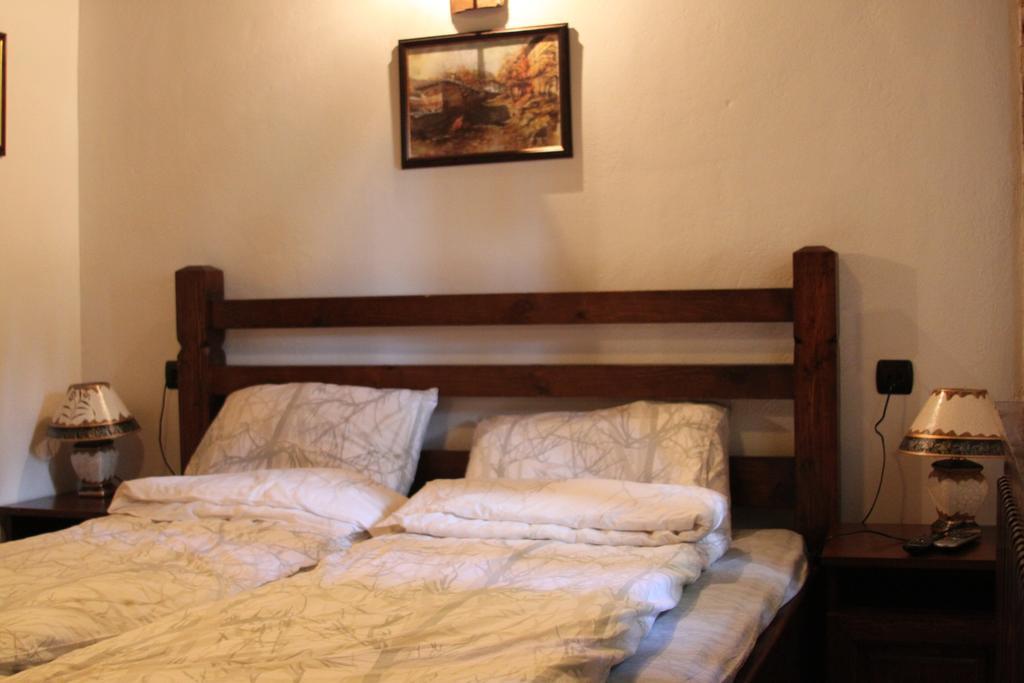 Шапкова Къща Hotell Delchevo Rum bild
