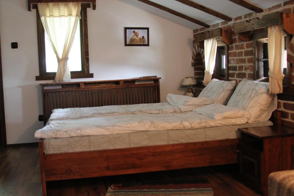 Шапкова Къща Hotell Delchevo Rum bild
